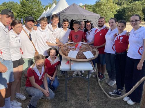 Iconographie - Des jeunes des Joyeux Vendéens du Boupère posant autour de la brioche vendéenne