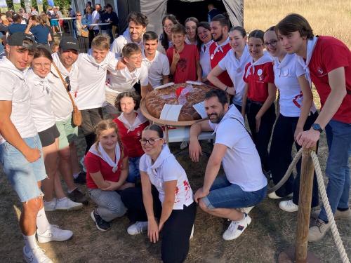 Iconographie - Des jeunes des Joyeux Vendéens du Boupère posant autour de la brioche vendéenne