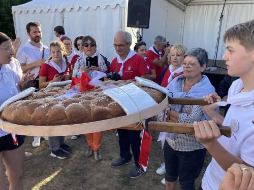 Iconographie - Des jeunes des Joyeux Vendéens du Boupère portant la brioche vendéenne