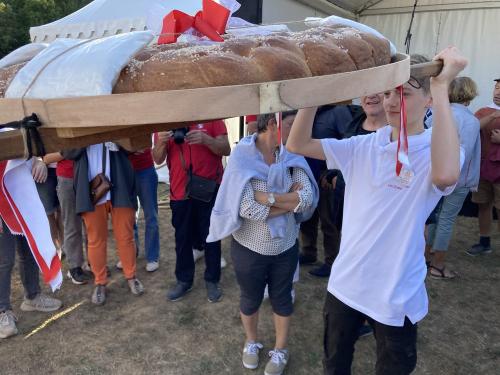 Iconographie - Des jeunes des Joyeux Vendéens du Boupère portant la brioche vendéenne