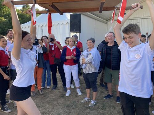 Iconographie - Des jeunes des Joyeux Vendéens du Boupère portant la brioche vendéenne