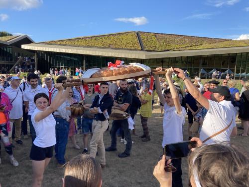 Iconographie - Des jeunes des Joyeux Vendéens du Boupère portant la brioche vendéenne