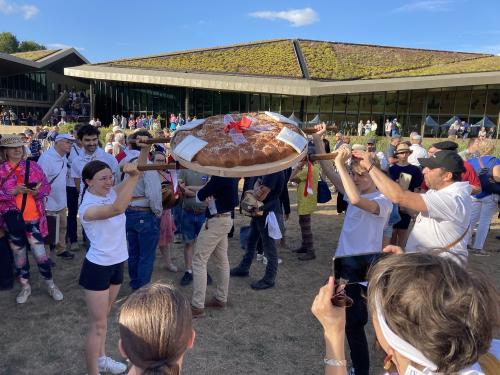 Iconographie - Des jeunes des Joyeux Vendéens du Boupère portant la brioche vendéenne