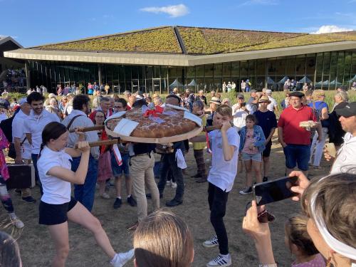 Iconographie - Des jeunes des Joyeux Vendéens du Boupère portant la brioche vendéenne