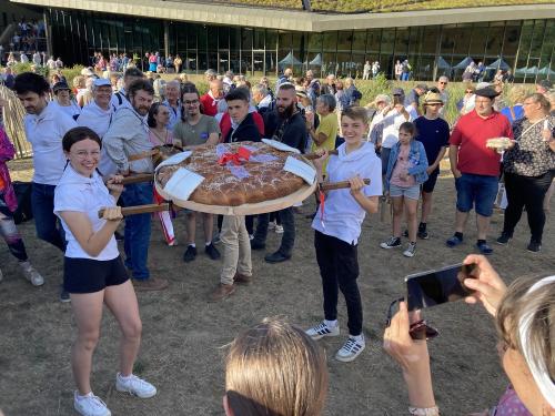 Iconographie - Des jeunes des Joyeux Vendéens du Boupère portant la brioche vendéenne