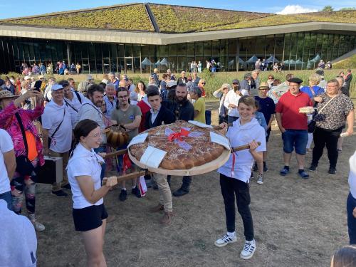 Iconographie - Des jeunes des Joyeux Vendéens du Boupère portant la brioche vendéenne