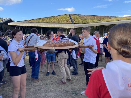 Iconographie - Des jeunes des Joyeux Vendéens du Boupère portant la brioche vendéenne