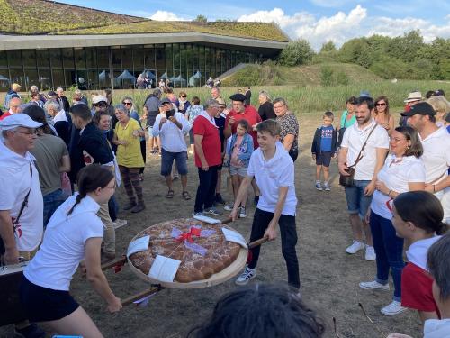 Iconographie - Des jeunes des Joyeux Vendéens du Boupère portant la brioche vendéenne