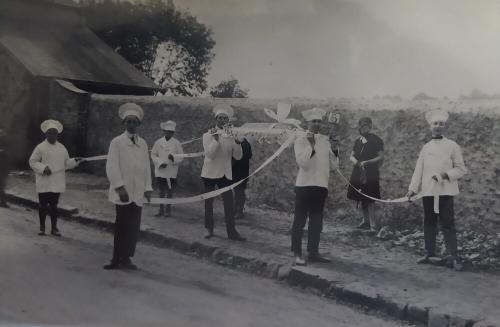 Iconographie - Apprentis boulangers portant un chausson aux pommes