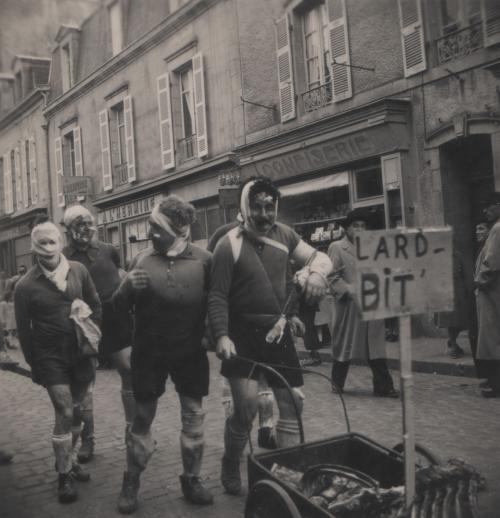 Iconographie - Groupe de défilants déguisés en blessés