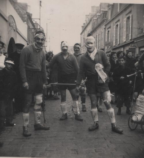 Iconographie - Groupe de défilants déguisés en blessés