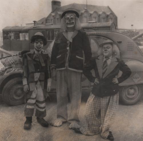 Iconographie - Lulu, Bernard et Yves-Henry déguisés en clown