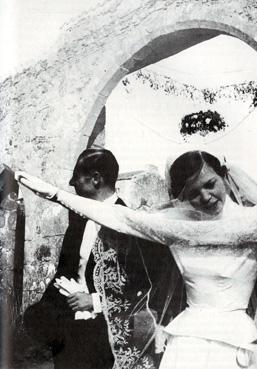 Iconographie - Une mariée sous la corbeille de fleurs