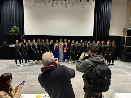 Iconographie - Photographes prenant  en photo les majorettes (groupe Dream stars) avec les reines 2024