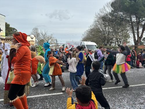 Iconographie - Enfants s’amusant à se lancer des confettis