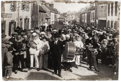 Iconographie - Défilé de la cavalcade de Scaer années 193c