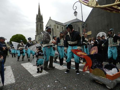 Iconographie - Défilé 2013 avec des petits chars pour les enfants