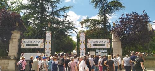 Iconographie - ouverture des grilles des fêtes de la vigne au jardin Darcy