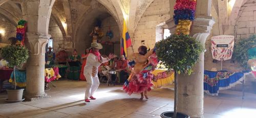 Iconographie - le groupe de danseur de la Colombie à l’apéritif colombien