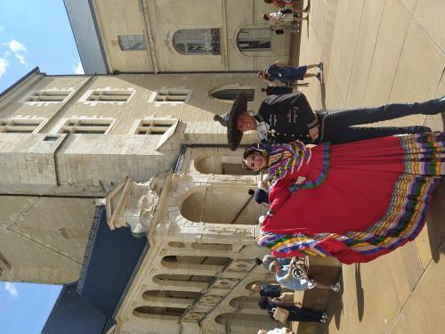 Iconographie - danseur mexicain devant le palais de l’hôtel de ville avant la remise des cadeaux