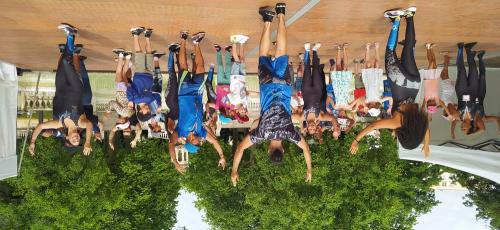 Iconographie - Atelier de transmission danse aux enfants avec le groupe de la Colombie