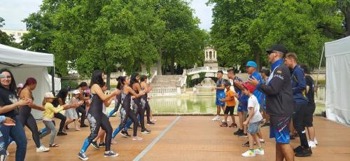 Iconographie - Atelier de transmission danse aux enfants avec le groupe de la Colombie