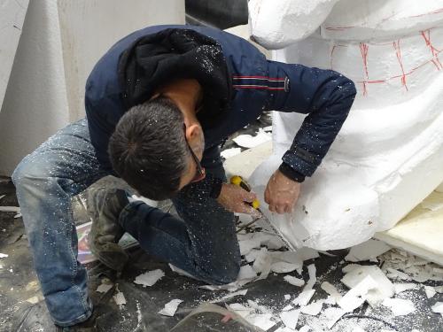Iconographie - carnavalier sculptant une tête pour un char