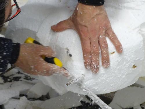 Iconographie - carnavalier sculptant une tête pour un char