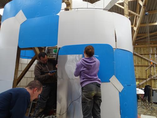 Iconographie - carnavaliers recouvrant un char de feuille d’aluminium