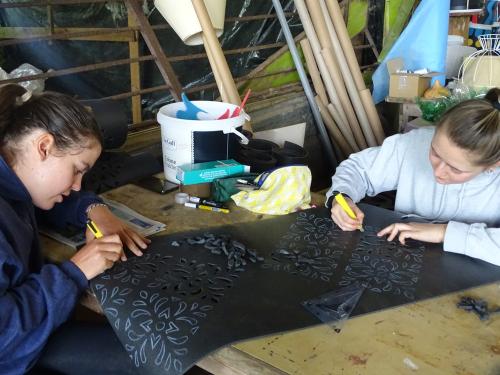 Iconographie - Carnavaliers en train de tailler des tapis au cutter