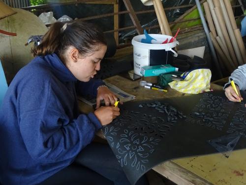 Iconographie - Carnavaliers en train de tailler des tapis au cutter