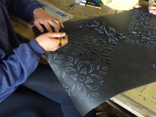 Iconographie - Carnavaliers en train de tailler des tapis au cutter
