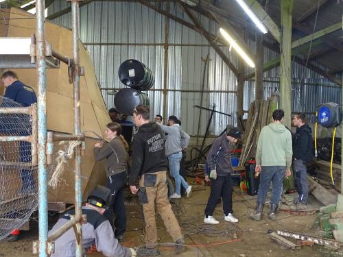 Iconographie - moments de construction dans les différents hangars de Scaër