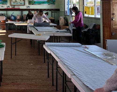 Iconographie - atelier découpe de tissu et couture pour le défilé 2025