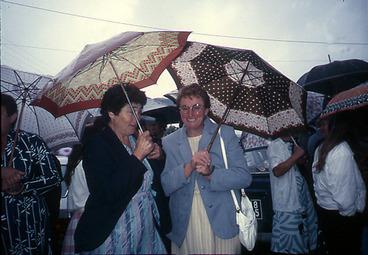 Iconographie - La danse des parapluies