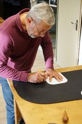 Iconographie - Annexe - La bride - Traçage d'une oeillère selon un gabarit avant découpe - Harnais de poste à 4 - Harnais de poste en paire