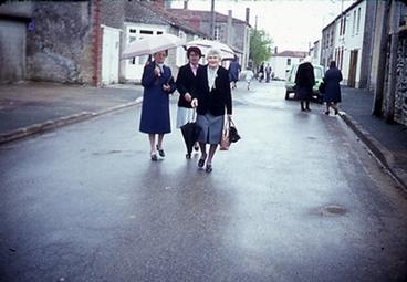 Iconographie - Dames aux parapluie