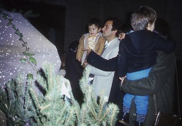 Iconographie - Public devant la crèche