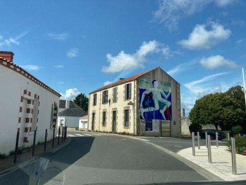 Iconographie - Bourg de Sallertaine. Fresques et sports