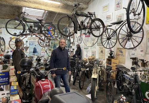 Iconographie - Pierre Lauvergeat, collectionneur de moto