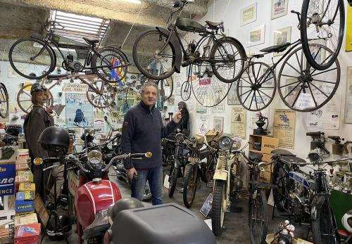 Iconographie - Pierre Lauvergeat, collectionneur de moto