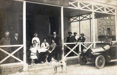 Iconographie - Pose sur la terrasse de l'Hôtel du Casino