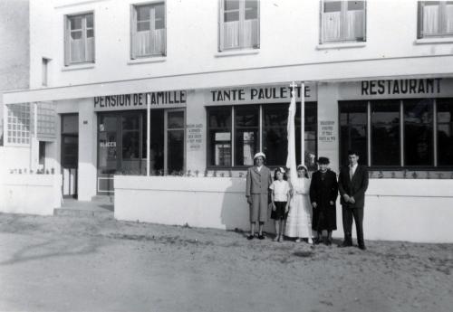 Iconographie - Façade de la pension de famille Tante Paulette