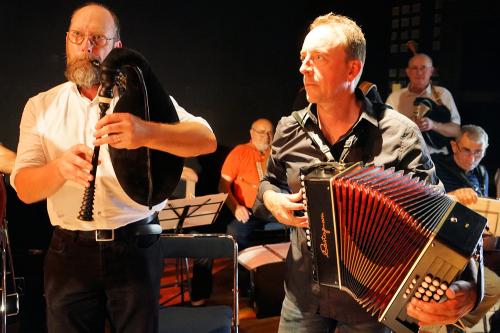 Iconographie - Le Big band trad de Vendée au festival de Bouche à oreilles, à Parthenay