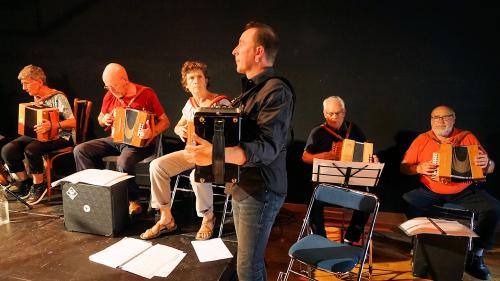 Iconographie - Le Big band trad de Vendée au festival de Bouche à oreilles, à Parthenay