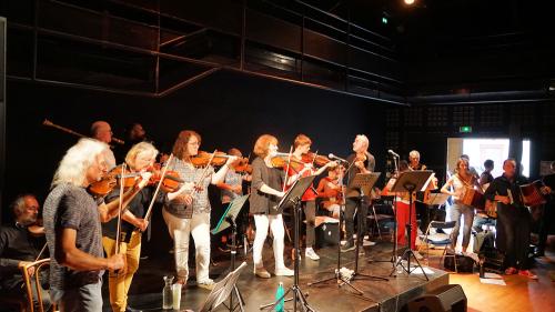 Iconographie - Le Big band trad de Vendée au festival de Bouche à oreilles, à Parthenay