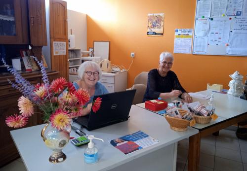 Iconographie - Accueil sourire lors d'une braderie du Secours catholique