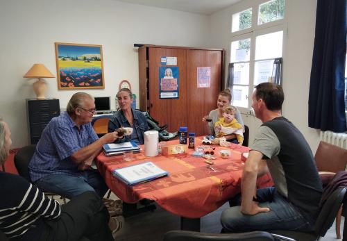 Iconographie - Accueil pose café au Secours catholique