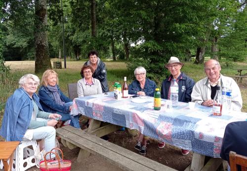 Iconographie - Convivialité pic nic du Secours catholique