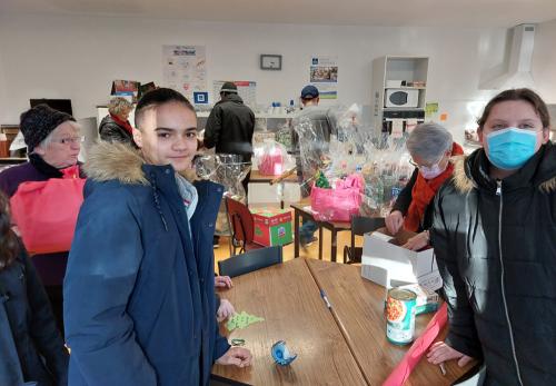 Iconographie - Préparation de colis de Noël au Secours catholique